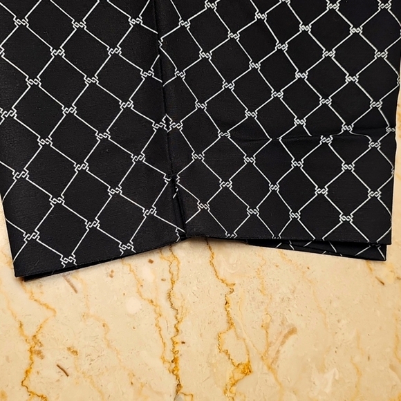 White House Black Market Black w/Diamond Design Stretch Burmuda Shorts Size 10 - Picture 4 of 8